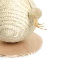 Arranhador em sisal para gatos com formato bola e base em madeira