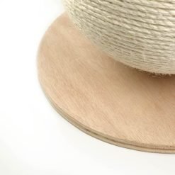 Arranhador em sisal para gatos com formato bola e base em madeira
